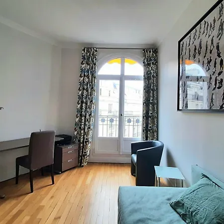 Elegant In Prestigious District Apartment *