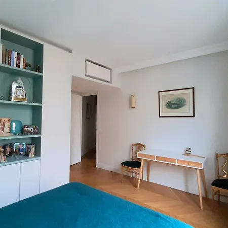 Elegant In Prestigious District Apartment Paris