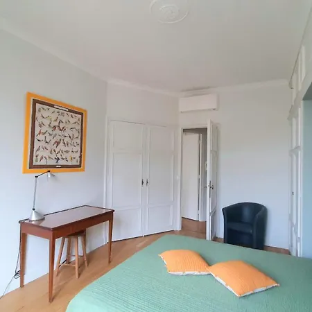 Elegant In Prestigious District Apartment *
