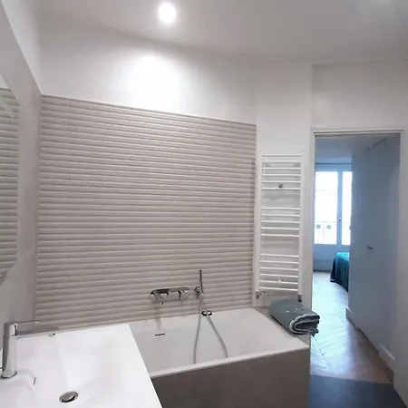Elegant In Prestigious District Apartment *