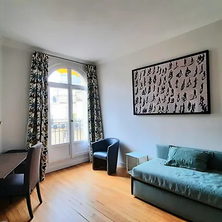 Elegant In Prestigious District Apartment Paris