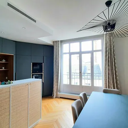 Elegant In Prestigious District Apartment